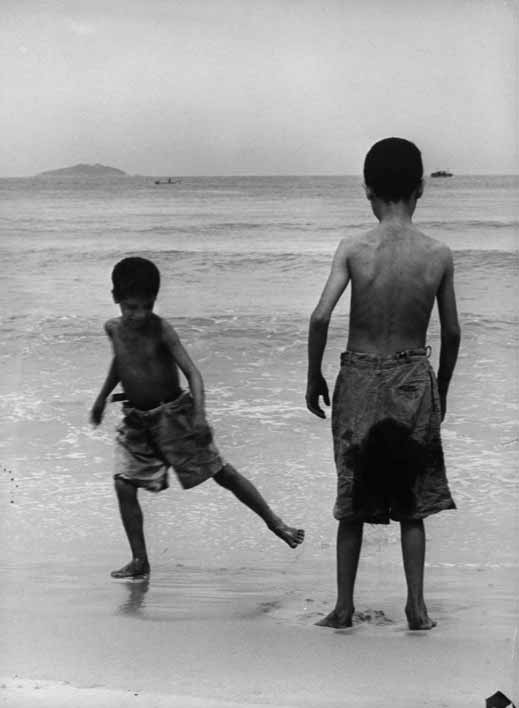 Mario and Flavio play in sand, Copacabana Beach (Марио и Флавио играют в песке на пляже Копакабана)