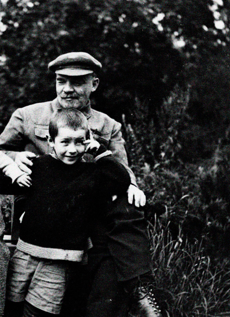 Lenin with his nephew Victor, son of his brother Dmitry Ulyanov (Ленин со своим племянником Виктором, сыном его брата Дмитрием Ульяновым), 1922