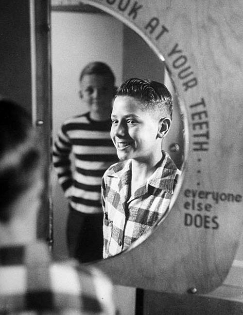 Boy checking teeth for decay at the Dallas Health Museum (Мальчик, проверяющий зубы на кариес в музее здоровья Далласа), 1949
