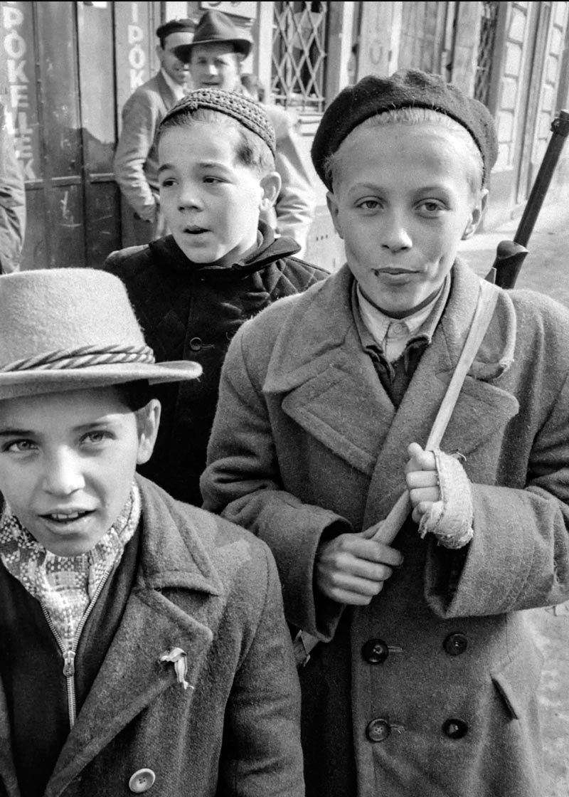 Children walked the streets armed (Вооружённые дети на улицах), 1956
