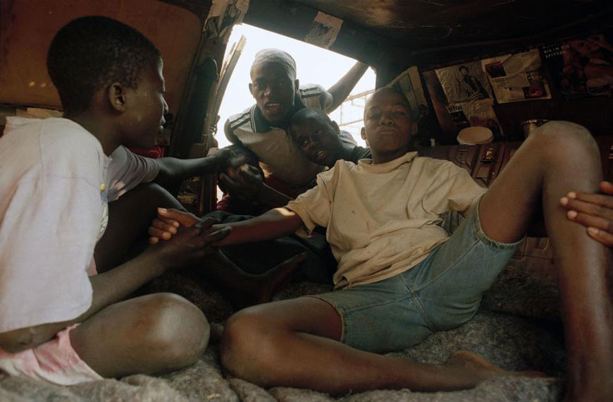 A group of children that live in abandoned cars (Группа детей, живущих в брошенных автомобилях), 1999