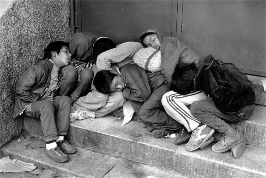 Homeless children huddle together for warmth (Бездомные дети жмутся друг к другу, чтобы согреться), 1984