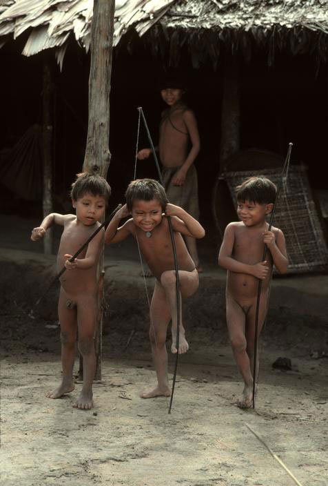Yanomami Indian children practice with bows and arrows (индийскиt дети племени яномами практикуются с луками и стрелами), 1990-1992