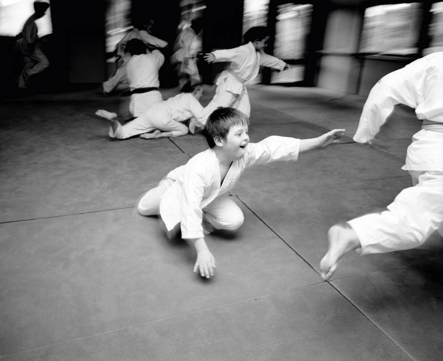 A Down Syndrome boy does judo with children (Мальчик с синдромом Дауна занимается дзюдо с детьми), 1995