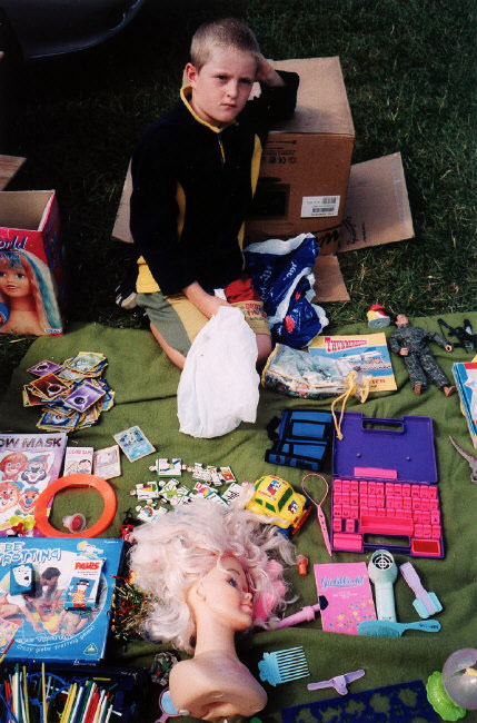 Boy at car boot sale (Мальчик на распродаже), 2003