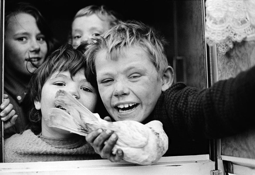 Gypsy kids with pigeon (Цыганские дети с голубем), 1975