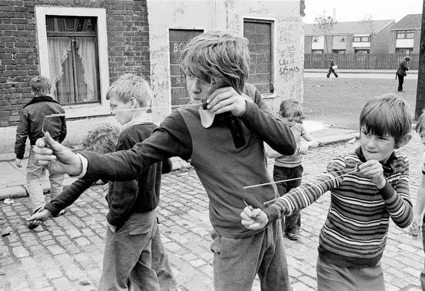 Children with slingshots (Дети с рогатками), 1978