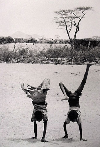 Children Doing Handstands (Дети делают стойку на руках), 1980
