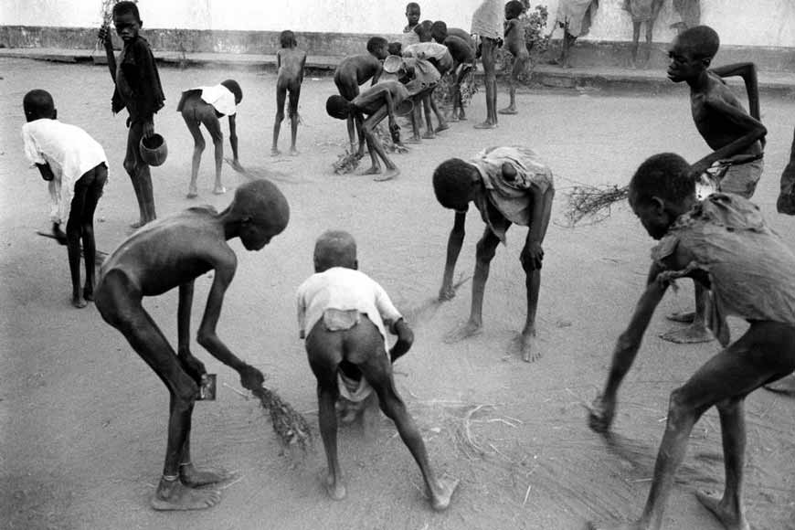 Children clean up diarrhoea after a night at a feeding centre (Дети убирают экскременты после ночи в центре питания), 1980