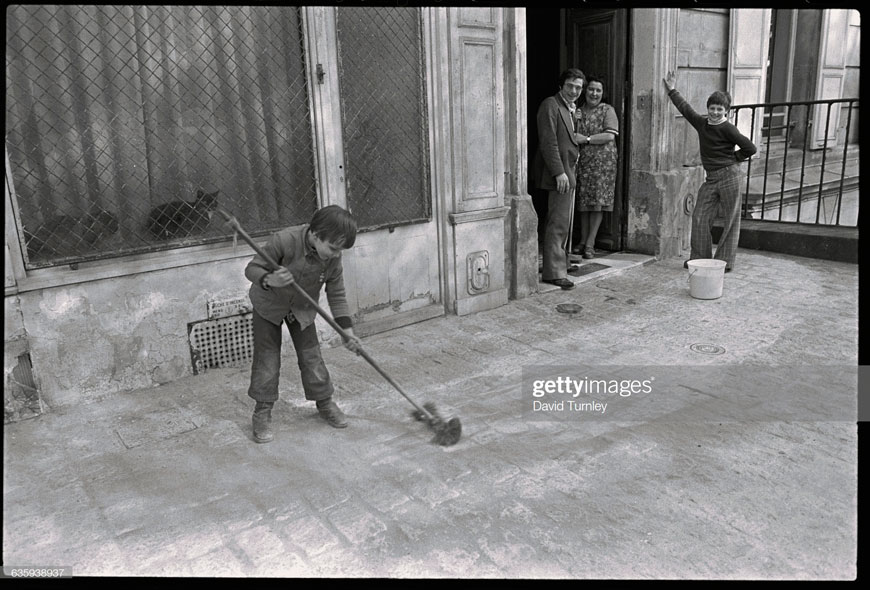 Boy Sweeping the Street (Мальчик, подметающий улицу), 1979