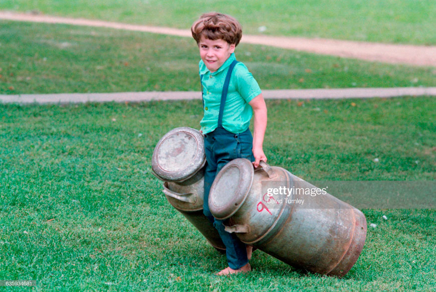 Young Amish Boy Dragging Milk Containers (Мальчик-амиш, волочащий молочные бидоны), 1980