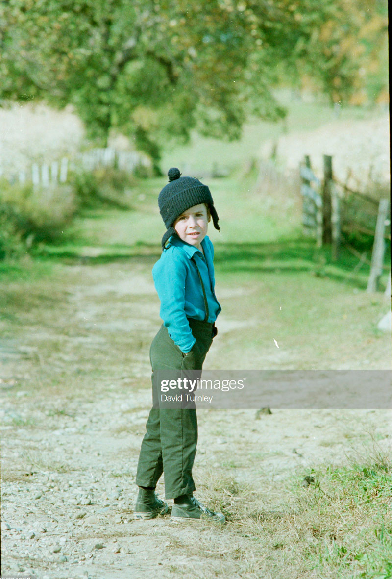 Young Amish Boy Standing in a Lane (Мальчик-амиш, стоящий на дорожке), 1980