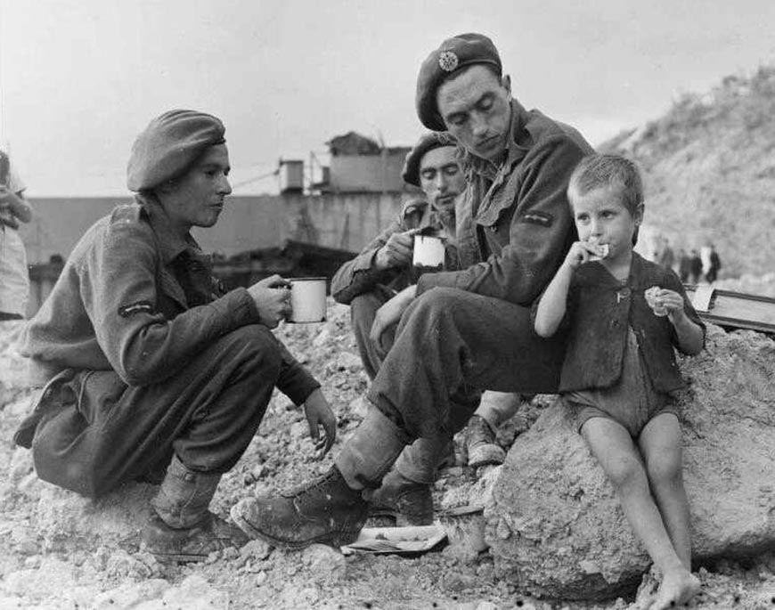 Britain Troops with Boy (Английские военные с мальчиком), 1941