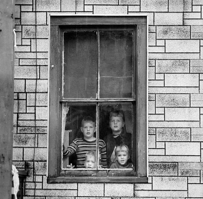 Children looking out the window of a building in the neighborhood of the Mad Bomber (Дети смотрят в окно здания в районе дома Безумного бомбардировщика), 1957