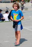 Мальчик в сандалиях в скейт-парке