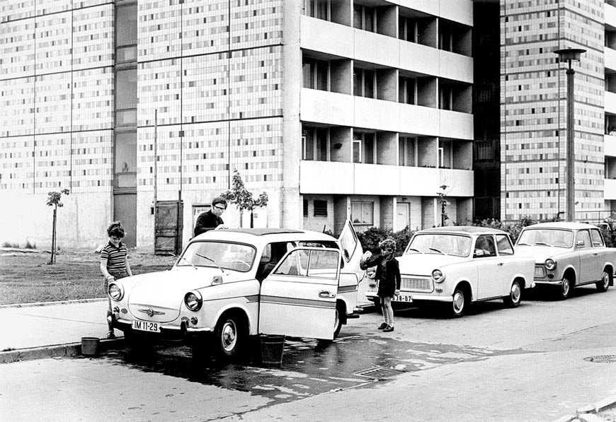 Typische Sonntagszene in einer Plattenbausiedlung (Типичная воскресная сцена в жилом комплексе), 1974