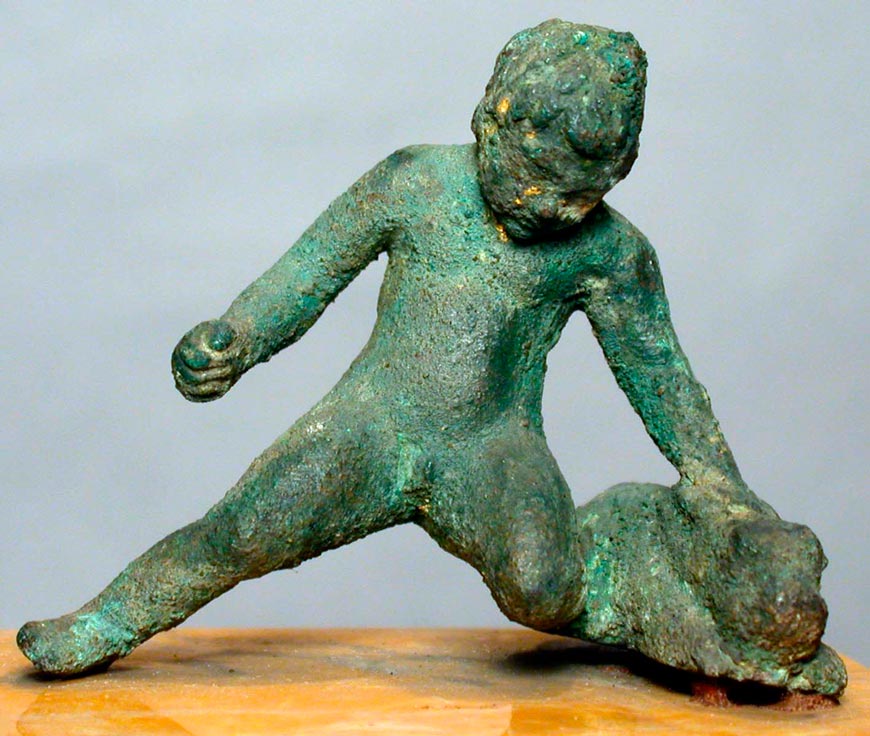 Kneeling boy holding a hare (Коленопреклоненный мальчик, держащий зайца), III-II B.C.